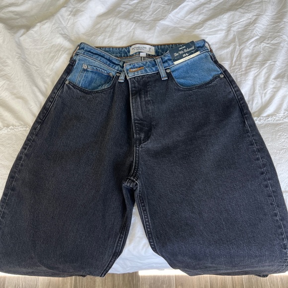 Abercrombie & Fitch 90’s Relaxed Two Tone Jeans - Picture 4 of 7